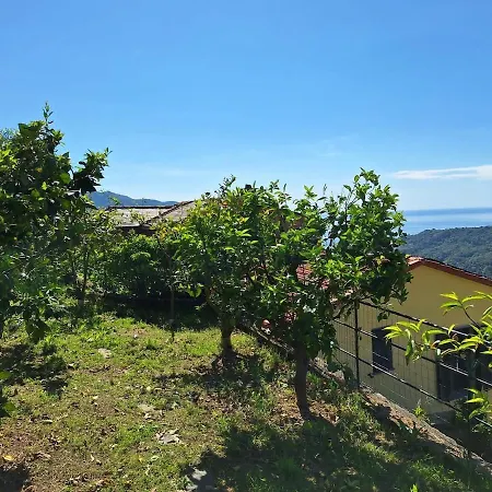 Hillside Haven - Sea View Retreat With Pool Access Ferienhaus *