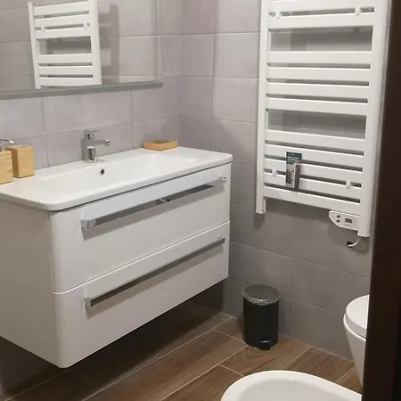 Hillside Haven - Sea View Retreat With Pool Access 別荘 *