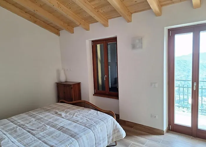 Hillside Haven - Sea View Retreat With Pool Access Holiday home